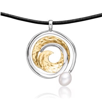 Feminint vedhæng med forgyldt detalje og perle, med læder kæde fra Blicher Fuglsang
